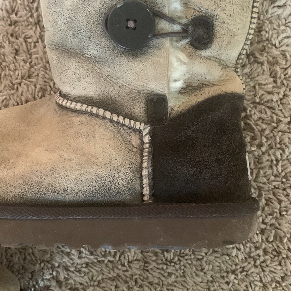 Brown Button UGGS - Picture 5 of 12